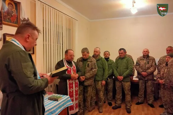 Капелани волинської бригади сповідають і причащають на фронті (фото)