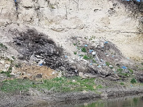 Жителі села біля Луцька викидають пакети зі сміттям у річку (фото)