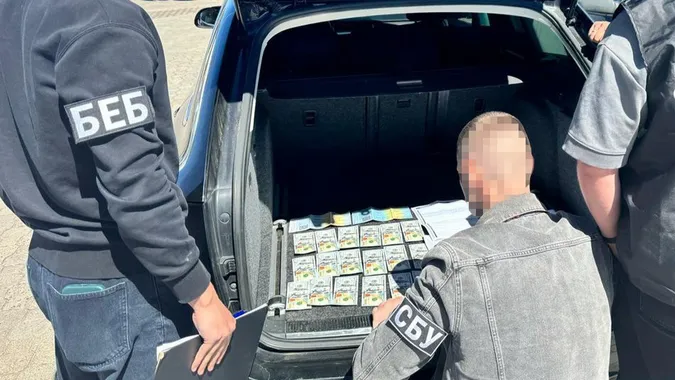 Волинянина судитимуть за продаж гуманітарних авто на понад 2 млн (фото)