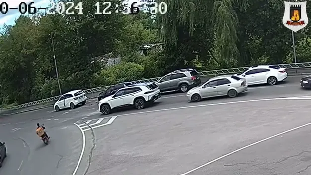 У Луцьку на кільці Fiat «буцнув» Mercedes (фото)