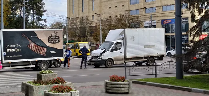 Вантажівка потрапила в аварію у центрі Луцька (фото)