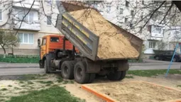 Депутат Луцькради подарував мешканцям району ЛПЗ саджанці, фарбу і пісок