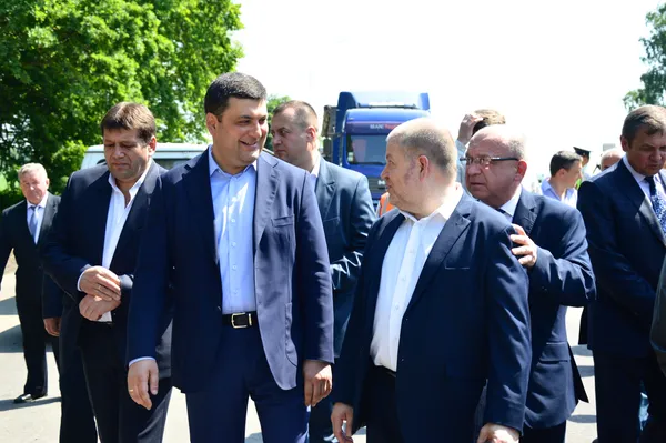 На цьому кадрі Володимир Гунчик ніби боїться Гройсмана та ховається за Кривіцьким...