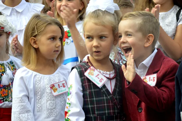 Як у луцькій школі № 1 зустріли першокласників (фото)