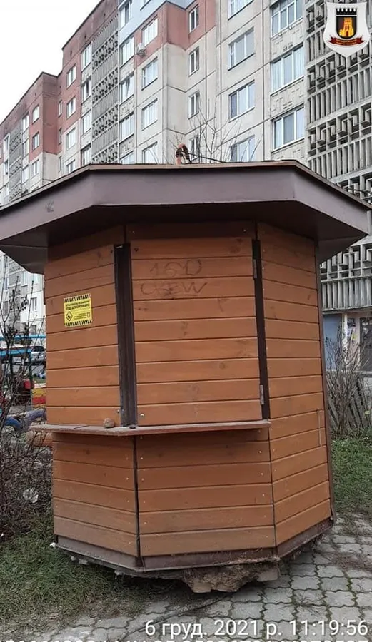 У Луцьку муніципали прибрали незаконний кіоск (фото)
