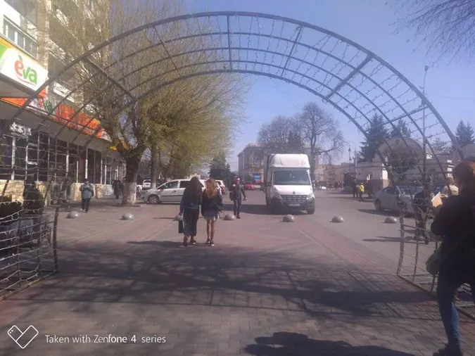 У центрі Луцька встановлюють святкові арки (фото)