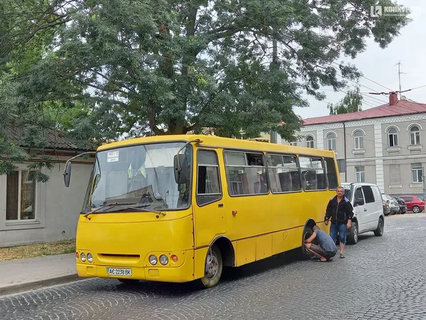 У Луцьку в маршрутки під час руху відлетіло колесо (фото)