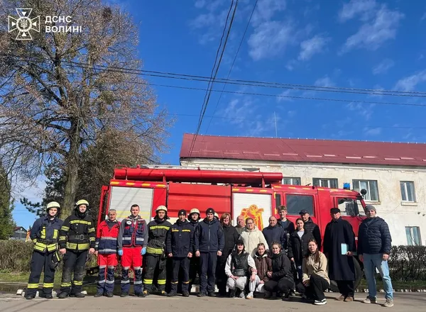 Пожежа за сценарієм: на Волині рятувальники шукали «потерпілу» в задимленій будівлі (фото, відео)