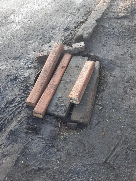 «Бійся, Ілоне Маск!»: ноу-хау з ремонту люків від волинських комунальників (фото)