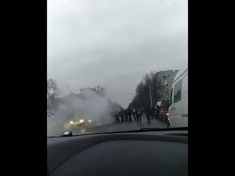 У місті на Волині під час руху задимівся автомобіль (відео)