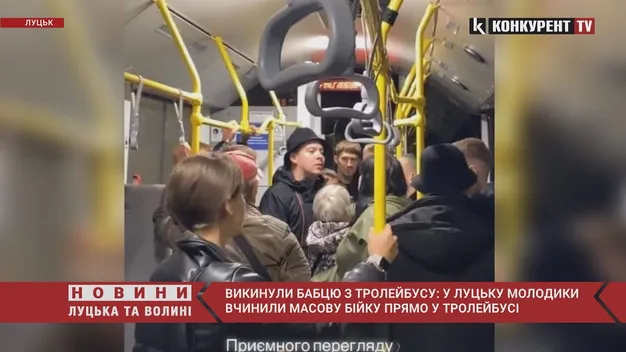 У центрі Луцька банда побила військового, волонтерку та літню жінку (відео)