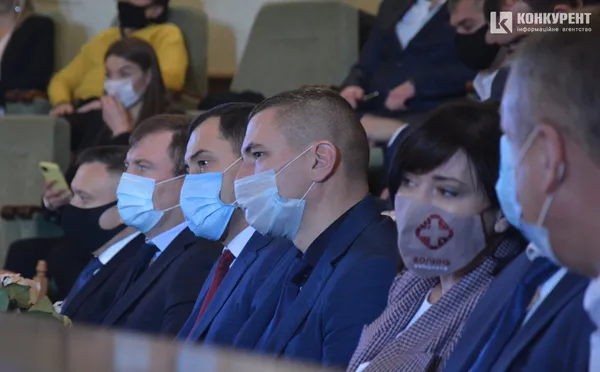 Із селфіками, масочками та невеличким скандальчиком на фінал: перша сесія Волиньради (фото)