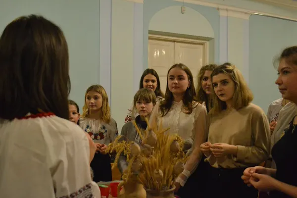 Із калитою та обмазуванням сажею: якими були Андріївські вечорниці у волинському музеї (фото)