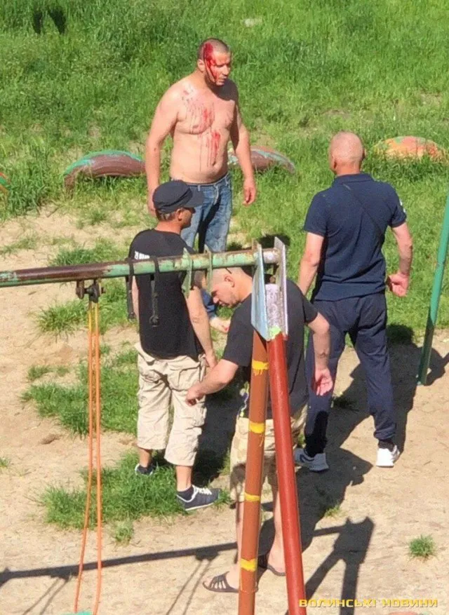 У Луцькому дворі – бійка (відео 18+)