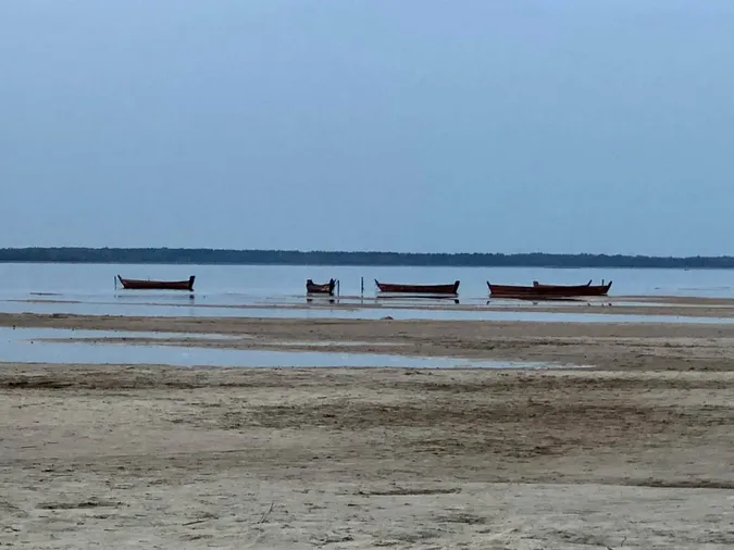 Світязь відступає: гойдалка, яка ще недавно стояла у воді, опинилася на сухому піску