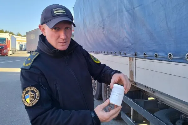 Олександр Підгайний показує препарат-імітатор наркотиків, який використовують під час тренувань