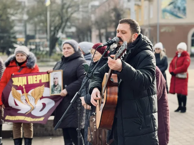 «Почуй їхній крик»: у Нововолинську провели акцію на підтримку полонених воїнів (фото)