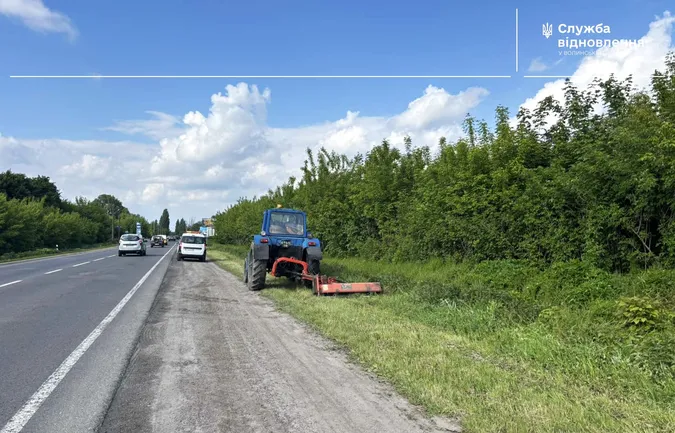 На Волині вздовж важливих доріг викошують траву: для чого (фото)