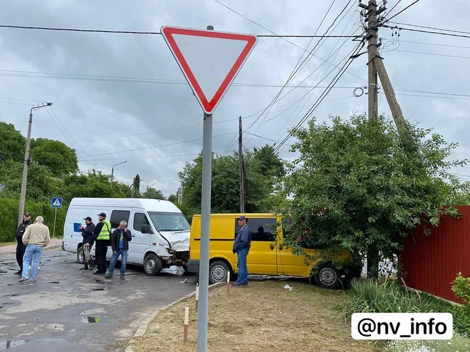 У Нововолинську на перехресті зіткнулися два буси – постраждалу забрала «швидка» (фото)
