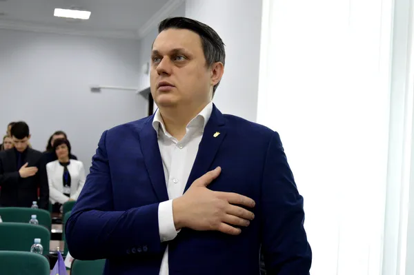 «Свободівець» Микола Федік слухає Гімн України