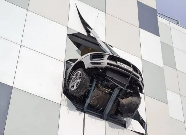 Porsche пробив стіну паркінгу на третьому поверсі (фото)