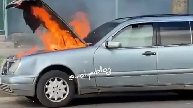 У Луцьку посеред вулиці горіло авто (відео)