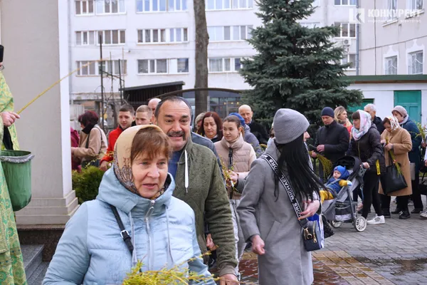 Вербна неділя: тисячі лучан у центрі міста «б'ють» і вітають один одного (фото, відео)