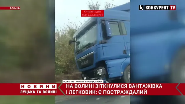 На Волині BMW протаранила вантажівку й злетіла у кювет (відео)