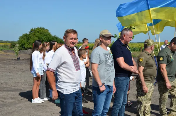 «Зв'язок поколінь»: на Волині висадили калину в пам'ять про Героїв УПА (фото, відео)