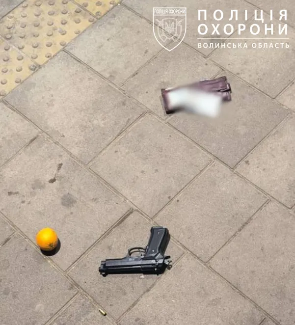 У Володимирі біля супермаркету п'яний чоловік стріляв з пістолета (фото)