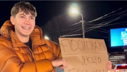 😱У Луцьку біля «ПортCity» хлопці провокували водіїв сигналити, якщо вони проти ТЦК (відео)