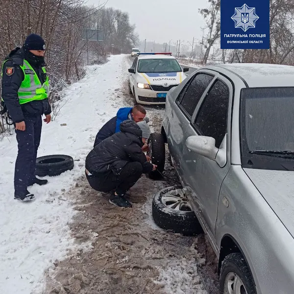 На Волині патрульні допомогли водієві замінити колесо (фото)