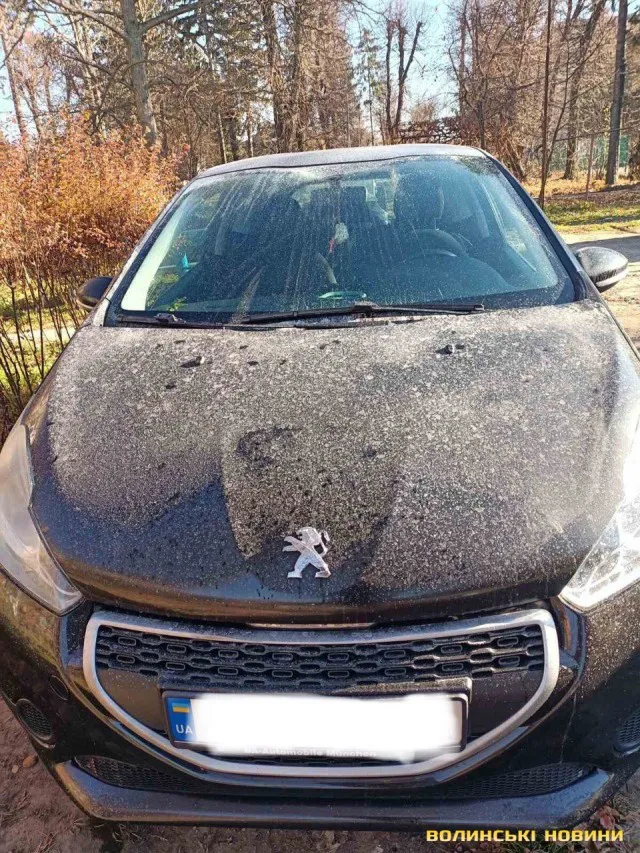 Загадковий білий пил: лучани скаржаться, що не можуть відмити автівки (фото)