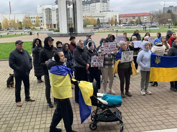 «Дрони, а не бруківка»: лучани вкотре мітингують під стінами облради (фото)