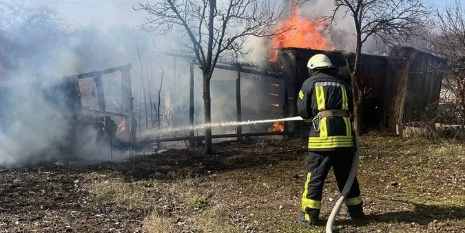 Палили траву: на Волині згоріла будівля на дачному масиві (фото, відео)