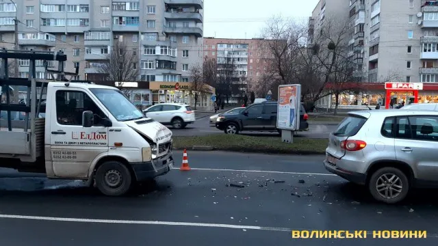 У Луцьку перед переходом зіткнулися три авто (фото)