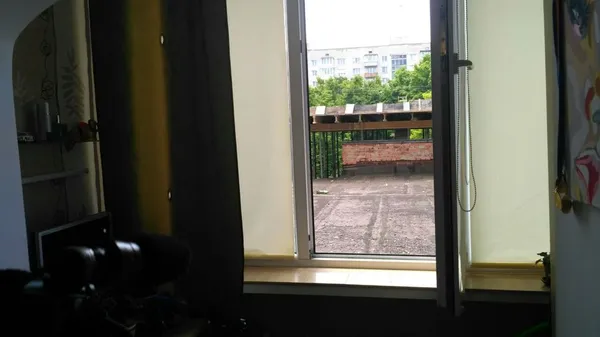 Новий торгово-офісний центр на Молоді в Луцьку затулив вікна житлового будинку (фото, відео)