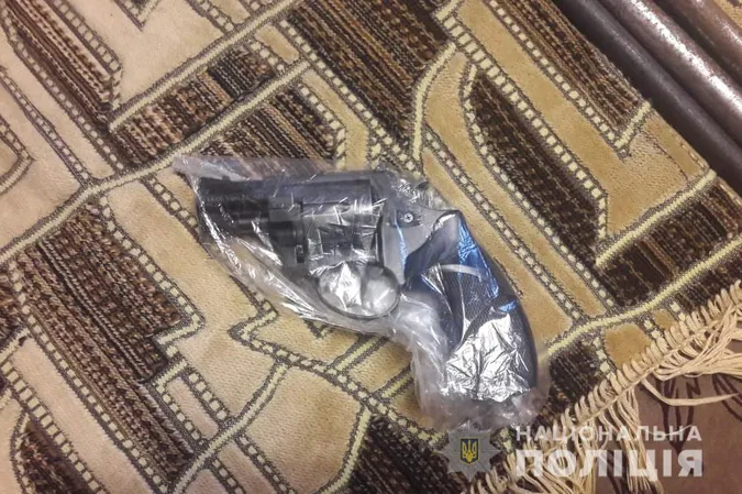 У Луцьку поліцейські вилучили в чоловіка пістолет