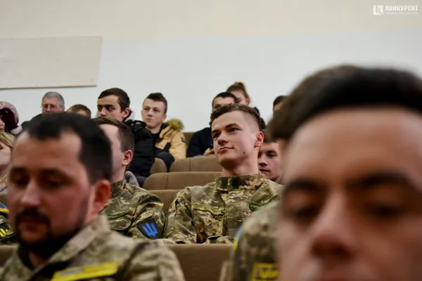 У Луцькому НТУ вручили погони молодшим лейтенантам (фото)