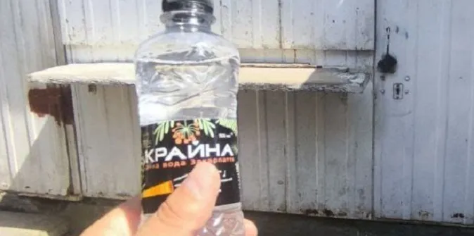 Муніципали знайшли, де у центрі Луцька продають розведений спирт (фото)