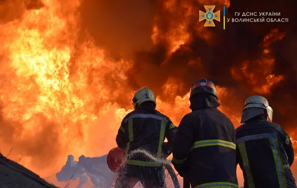 У Луцьку ліквідовують пожежу на нафтобазі (фото)