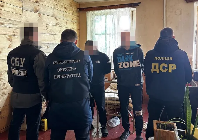 В'язні-шахраї з Маневицької колонії видурювали гроші в родичів полонених (фото)