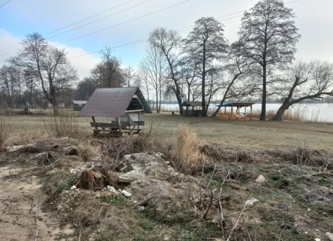 Розчистять берег і встановлять дитячий майданчик: біля озера на Волині облаштують зону відпочинку (фото)
