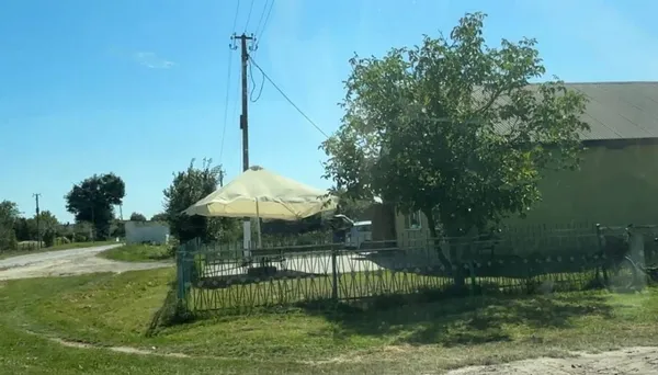 Біля місцевого закладу.
