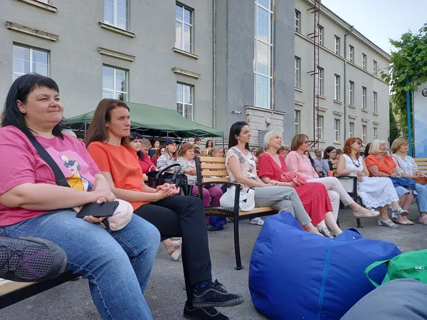Книжкові передбачення, музика і солодощі: у Луцьку почалася абрикосова вечірка (фото)