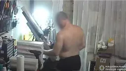 Продавали спортсменам по всій Україні: «ділки» в трусах на квартирі виготовляли препарати для «сушки» та росту м'язів (відео)