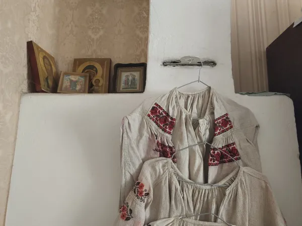 «Моя хата наспівана»: волинянка понад 20 років збирає старовинні вишиванки та народні скарби (фото)