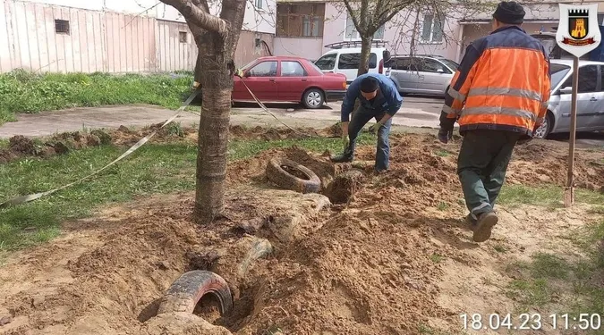 У Луцьку муніципали «видобули з надр» 152 шини за один день (фото)