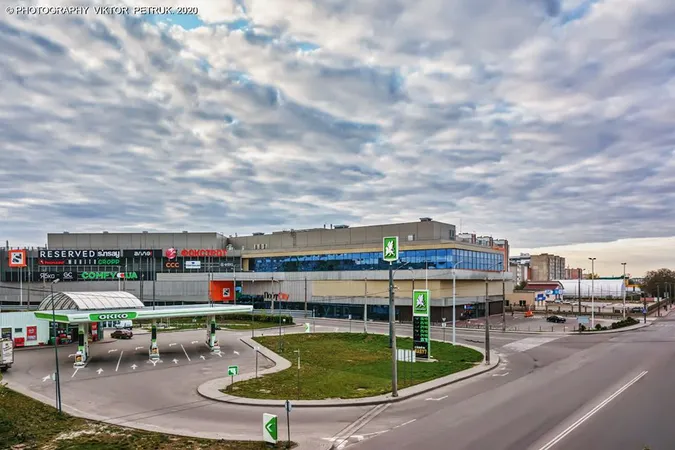 Фотограф показав весняні ранки на порожніх вулицях Луцька
