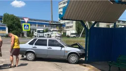 У Нововолинську "лада" в'їхала в зупинку (фото)